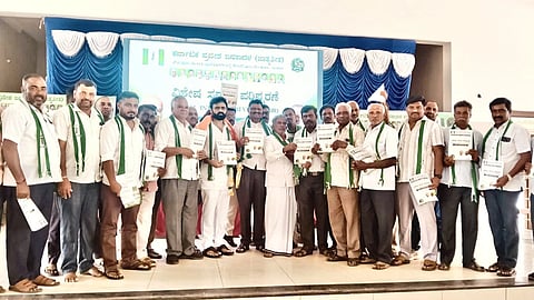 ಪಿರಿಯಾಪಟ್ಟಣದಲ್ಲಿ ಜರುಗಿದ ಜೆಡಿಎಸ್ ಪಕ್ಷದ ಪದಾಧಿಕಾರಿಗಳ ಕಾರ್ಯಾಗಾರ ಕಾರ್ಯಕ್ರಮದಲ್ಲಿ ಮುಖಂಡರು ಕರಪತ್ರ ಬಿಡುಗಡೆ ಮಾಡಿದರು. ಮಾಜಿ ಶಾಸಕ ಕೆ.ಮಹದೇವ್, ಜಿ.ಪಿ.ಅಶ್ವಿನ್ ಕುಮಾರ್, ಅಣ್ಣಯ್ಯ ಶೆಟ್ಟಿ, ಎಚ್.ಡಿ.ರಾಜೇಂದ್ರ, ಮಂಜುನಾಥ್ ಸಿಂಗ್, ನಿರಂಜನ್, ಪಿ.ಸಿ.ಕೃಷ್ಣ, ಕೆ.ರಮೇಶ್, ಗಗನ್ ಇತರರು ಇದ್ದರು.