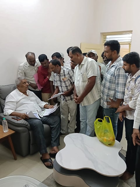 ಪರವಾನಗಿ ಭೂಮಾಪಕರ ಬೇಡಿಕೆಗಳನ್ನು ಈಡೇರಿಸುವಂತೆ ಒತ್ತಾಯಿಸಿ ಪರವಾನಗಿ ಭೂಮಾಪಕರ ಸಂಘದಿಂದ ಸಚಿವ ಕೆ.ವೆಂಕಟೇಶ್ ಗೆ ಶನಿವಾರ ಮನವಿ ಸಲ್ಲಿಸಲಾಯಿತು. ಮಹದೇವೇಗೌಡ, ಬಿ.ಆರ್.ಮಂಜು , ಎಚ್.ಎಂ.ಮಂಜುನಾಥ್, ಬಿ.ಕೆ.ಪ್ರಜ್ವಲ್, ಅರುಣ್ ಕುಮಾರ್ ಇದ್ದಾರೆ.
