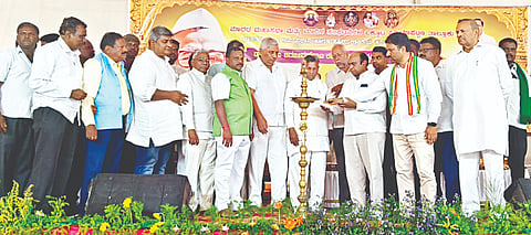 ಪಿರಿಯಾಪಟ್ಟಣದಲ್ಲಿ ನಡೆದ ಡಾ.ಬಾಬು ಜಗಜೀವನರಾಮ್ ಅವರ 119ನೇ ಜಯಂತ್ಯುತ್ಸವ ಕಾರ್ಯಕ್ರಮವನ್ನು ಸಚಿವ ಕೆ.ಎಚ್.ಮುನಿಯಪ್ಪ ಉದ್ಘಾಟಿಸಿದರು. ಸಚಿವರಾದ ಕೆ.ವೆಂಕಟೇಶ್, ಡಾ.ಡಿ.ತಿಮ್ಮಯ್ಯ, ಕೆಪಿಸಿಸಿ ವಕ್ತಾರ ಎಂ.ಲಕ್ಷ್ಮಣ್, ಡಾ.ಬಿ.ಜೆ.ವಿಜಯ್ ಕುಮಾರ್, ನಿತಿನ್ ವೆಂಕಟೇಶ್, ಸೀಗೂರು ವಿಜಯ ಕುಮಾರ್, ಭೂತನಹಳ್ಳಿ ಶಿವಣ್ಣ ಇತರರು ಇದ್ದರು. 