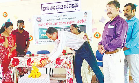 ಹಾಕತ್ತೂರು ಸರ್ಕಾರಿ ಹಿರಿಯ ಪ್ರಾಥಮಿಕ  ಶಾಲೆಯಲ್ಲಿ ಆಯೋಜಿಸಿದ್ದ ಎನ್‌ಎಸ್‌ಎಸ್ ವಾರ್ಷಿಕ ವಿಶೇಷ ಶಿಬಿರವನ್ನು ಮಡಿಕೇರಿ ಸರ್ಕಾರಿ ಪ್ರಥಮ ದರ್ಜೆ ಕಾಲೇಜು ಪ್ರಾಂಶುಪಾಲ ವೆಂಕಟೇಶ್ ಪ್ರಸನ್ನ ಉದ್ಘಾಟಿಸಿದರು. ಎಚ್.ಪಿ.ನಿರ್ಮಲಾ, ಬಿ.ಪಿ.ಗೀತಾಂಜಲಿ, ಟಿ.ಬಿ.ಕುಮಾರ ಸ್ವಾಮಿ, ಡಾ.ಎಚ್.ಎಸ್.ವೇಣುಗೋಪಾಲ್ ಇದ್ದರು.