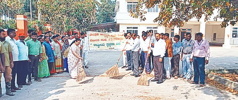 ಪಿರಿಯಾಪಟ್ಟಣದ ನ್ಯಾಯಾಲಯದ ಆವರಣದಲ್ಲಿ ಆಯೋಜಿಸಿದ್ದ ಸ್ವಚ್ಛತಾ ಅಭಿಯಾನಕ್ಕೆ ಜೆಎಂಎಫ್‌ಸಿ ಹಿರಿಯ ಸಿವಿಲ್ ನ್ಯಾಯಾಧೀಶರಾದ ಎಂ.ರಾಜು ಚಾಲನೆ ನೀಡಿದರು. ನ್ಯಾಯಾಧೀಶರಾದ ಎಂ.ಆರ್.ಯೋಗೇಶ್, ಜೆ.ಶ್ವೇತಾ, ವಕೀಲರ ಸಂಘದ ಅಧ್ಯಕ್ಷರಾದ ಧನಪಾಲ್ ಇದ್ದರು.