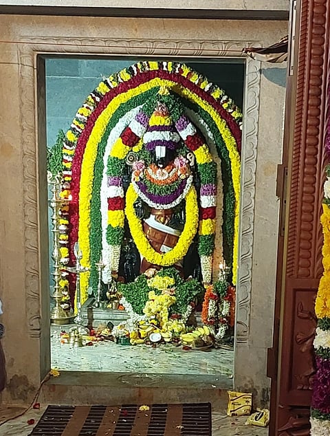 ಪಿರಿಯಾಪಟ್ಟಣದಲ್ಲಿ ನೂತನವಾಗಿ ನಿರ್ಮಿಸಿರುವ ಶ್ರೀ ಲಕ್ಷ್ಮೀ ವೆಂಕಟರಮಣ ದೇವಾಲಯದಲ್ಲಿ ವೈಕುಂಠ ಏಕಾದಶಿ ಅಂಗವಾಗಿ ವಿಶೇಷ ಪೂಜೆ, ಧಾರ್ಮಿಕ ಕಾರ್ಯಕ್ರಮಗಳು ನಡೆದವು.ಪಿರಿಯಾಪಟ್ಟಣದಲ್ಲಿ ನೂತನವಾಗಿ ನಿರ್ಮಿಸಿರುವ ಶ್ರೀ ಲಕ್ಷ್ಮೀ ವೆಂಕಟರಮಣ ದೇವಾಲಯದಲ್ಲಿ ವೈಕುಂಠ ಏಕಾದಶಿ ಅಂಗವಾಗಿ ವಿಶೇಷ ಪೂಜೆ, ಧಾರ್ಮಿಕ ಕಾರ್ಯಕ್ರಮಗಳು ನಡೆದವು.