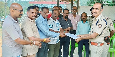 ನಾಪೋಕ್ಲು  ಪೊಲೀಸ್ ಠಾಣೆಯಲ್ಲಿ ಹಿಂದೂ ಪರ ಸಂಘಟನೆಯ ಪ್ರಮುಖರು  ದೂರು.