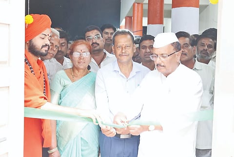 ಆಳಂದನಲ್ಲಿ ಹಮ್ಮಿಕೊಂಡಿದ್ದ ಕುಡಿವ ನೀರಿನ ತುರ್ತು ಕಾರ್ಯ ಪಡೆ ಸಭೆಯಲ್ಲಿ ಶಾಸಕ ಬಿ.ಆರ್​.ಪಾಟೀಲ್​ ಮಾತನಾಡಿದರು. ಶಿವಪುತ್ರಪ್ಪ ಪಾಟೀಲ್​, ಅಣ್ಣಾರಾವ ಪಾಟೀಲ್​, ಮಾನಪ್ಪ ಕಟ್ಟಿಮನಿ, ಸಂಗಮೇಶ ಪನಶೆಟ್ಟಿ ಇದ್ದರು.