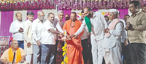 ಕಾಳಗಿ ತಾಲೂಕಿನ ಬೆಡಸೂರಿನಲ್ಲಿ ಹಮ್ಮಿಕೊಂಡಿದ್ದ ಶ್ರೀ ರೇವಣಸಿದ್ಧೇಶ್ವರ ಪುರಾಣ ಕಾರ್ಯಕ್ರಮವನ್ನು ಮಲ್ಲಿನಾಥ ಪಾಟೀಲ್​ ಕಾಳಗಿ ಉದ್ಘಾಟಿಸಿದರು. ಶ್ರೀ ರೇವಣಸಿದ್ಧ ಶಿವಾಚಾರ್ಯ, ವೀರಣ್ಣ ಗಂಗಾಣಿ, ಶಿವರಾಜ ಪಾಟೀಲ್​ ಗೊಣಗಿ, ಚಂದ್ರಕಾಂತ ರಾಮಾ ಇತರರಿದ್ದರು.