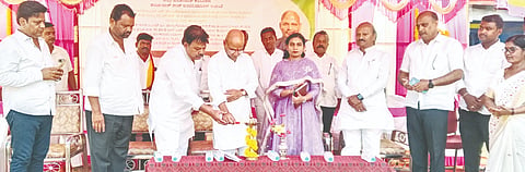 ನೀಲಹಳ್ಳಿ ಗ್ರಾಮದಲ್ಲಿ ಹಮ್ಮಿಕೊಂಡಿದ್ದ ಸಮಾರಂಭವನ್ನು ಸಚಿವ ಡಾ.ಶರಣಪ್ರಕಾಶ ಪಾಟೀಲ್​ ಉದ್ಘಾಟಿಸಿದರು. ಶ್ರೀಯಾಂಕಾ ಧನಶ್ರೀ, ಮಾರುತಿ ಹುಜರಾತಿ ಇತರರಿದ್ದರು.