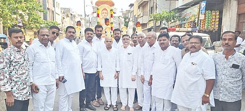 ಕಲಬುರಗಿಯಲ್ಲಿ ಮಹಾವೀರ ಜಯಂತಿ ಅಂಗವಾಗಿ ಜೈನ ಸಮಾಜದಿಂದ ಸೋಮವಾರ ಹಮ್ಮಿಕೊಂಡಿದ್ದ ತೀರ್ಥಂಕರರ ಭಾವಚಿತ್ರದ ಮೆರವಣಿಗೆಯಲ್ಲಿ ಸಚಿವ ಡಾ.ಶರಣಪ್ರಕಾಶ ಪಾಟೀಲ್​, ನಾಗಣ್ಣ ಚಿಂದೆ, ರಮೇಶ ಗಡಗಡೆ, ಸುರೇಶ ತಂಗಾ, ಪ್ರಕಾಶ ಜೈನ್​, ಕಿರಣಕುಮಾರ ಪಂಡಿತ್​, ಧರಣೇಂದ್ರ ಸಂಗಮಿ, ಚೇತನ ಪಂಡಿತ್​, ರಾಹುಲ ಕುಂಬಾರೆ, ಅಜೀತ್​ ಕಾಸರ, ಶಾಂತು ಕಂಚಿನಕೋಟೆ ಇತರರಿದ್ದರು.