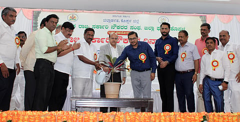 ಕೊಪ್ಪಳದಲ್ಲಿ ಗುರುವಾರ ಹಮ್ಮಿಕೊಂಡಿದ್ದ ರಾಜ್ಯ ಸರ್ಕಾರಿ ನೌಕರರ ದಿನಾಚರಣೆಯನ್ನು ಗ್ಯಾರಂಟಿ ಯೋಜನೆಗಳ ಅನುಷ್ಠಾನ ಪ್ರಾಧಿಕಾರ ಜಿಲ್ಲಾಧ್ಯಕ್ಷ ರೆಡ್ಡಿ ಶ್ರೀನಿವಾಸ ಉದ್ಘಾಟಿಸಿದರು. ಡಿಸಿ ಡಾ.ಸುರೇಶ ಬಿ.ಇಟ್ನಾಳ, ಜಿಪಂ ಸಿಇಒ ವರ್ಣಿತ್​ ನೇಗಿ, ನೌಕರರ ಸಂದ ಜಿಲ್ಲಾಧ್ಯಕ್ಷ ನಾಗರಾಜ ಜುಮ್ಮಣ್ಣನವರ, ಪದಾಧಿಕಾರಿಗಳಾದ ಶಿವಪ್ಪ ಜೋಗಿ, ಜಯತೀರ್ಥ ದೇಸಾಯಿ, ಆಸೀಪ್​ ಅಲಿ, ಸಿದ್ದಪ್ಪ ಮೇಳಿ ಇದ್ದರು. 