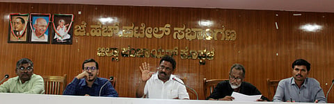 ಕೊಪ್ಪಳದಲ್ಲಿ ಗುರುವಾರ ಗ್ಯಾರಂಟಿ ಯೋಜನಗೆಳ ಪ್ರಗತಿ ಪರಿಶೀಲನಾ ಸಭೆ ನಡೆಯಿತು. ಗ್ಯಾರಂಟಿ ಯೋಜನೆಗಳ ಅನುಷ್ಠಾನ ಪ್ರಾಧಿಕಾರ ಅಧ್ಯಕ್ಷ ರೆಡ್ಡಿ ಶ್ರೀನಿವಾಸ, ಉಪಾಧ್ಯಕ್ಷರಾದ ಮಂಜುನಾಥ ಗೊಂಡಬಾಳ, ಎಸ್​.ಬಿ.ಖಾದ್ರಿ, ಜಿಪಂ ಸಿಇಒ ವರ್ಣಿತ್​ ನೇಗಿ ಇದ್ದರು.