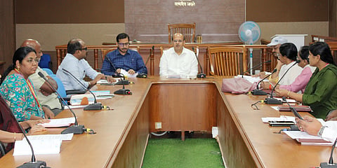 ಜಿಲ್ಲಾ ಕಾರ್ಮಿಕ ಸೇವೆಗಳ ವಿವಿಧೋದ್ದೇಶ ಸಹಕಾರ ಸಂಘ ನಿಯಮಿತ ರಚನೆ ಸಂಬಂಧ ಗುರುವಾರ ಕೊಪ್ಪಳದಲ್ಲಿ ಡಿಸಿ ಡಾ.ಸುರೇಶ ಬಿ.ಇಟ್ನಾಳ ಅಧ್ಯಕ್ಷತೆಯಲ್ಲಿ ಸಭೆ ನಡೆಯಿತು. ಜಿಪಂ ಸಿಇಒ ವರ್ಣಿತ್​ ನೇಗಿ, ಜಿಲ್ಲಾ ಕಾರ್ಮಿಕ ಅಧಿಕಾರಿ ಸುಧಾ ಗರಗ, ಸಮಾಜ ಕಲ್ಯಾಣ ಉಪನಿರ್ದೇಶಕ ಅಜ್ಜಪ್ಪ ಸೊಗಲದ ಇತರರಿದ್ದರು. 