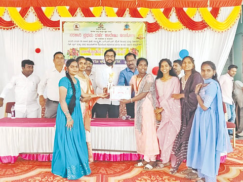 ಚಂದಾಪುರದಲ್ಲಿ ಆಯೋಜಿಸಿದ್ದ ಸಮಾರಂಭದಲ್ಲಿ ವಿವಿಧ ಸ್ಪರ್ಧೆಗಳ ವಿಜೇತ ವಿದ್ಯಾರ್ಥಿಗಳಿಗೆ ಶಾಸಕ ಡಾ. ಅವಿನಾಶ ಜಾಧವ್​ ಬಹುಮಾನ ವಿತರಿಸಿದರು. ಪ್ರೊ.ಬಸವರಾಜ ಕೊನೇರಿ, ಪ್ರೊ.ಶಿವಶರಣಪ್ಪ ಗೊಳ್ಳೆ, ಡಾ.ಮಿರಾಜ್​ ಪಾಷಾ, ಡಾ. ಬಸವರಾಜೇಶ್ವರಿ ಹಾಲು, ಡಾ. ಸಂತೋಷ ಕಟಕೆ, ಡಾ. ಸತೀಶಕುಮಾರ, ಅನ್ನಪೂರ್ಣ ಸೇಡಂಕರ್​ ಇತರರಿದ್ದರು.