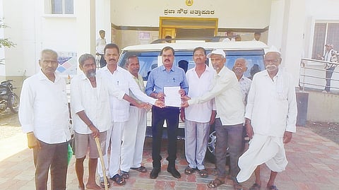 ಪುರಸಭೆ ವ್ಯಾಪ್ತಿಯ 23 ವಾರ್ಡ್​ಗಳಿಗೆ ನಿತ್ಯ ಶುದ್ಧ ಕುಡಿವ ನೀರು ಸರಬರಾಜು ಮಾಡಬೇಕು ಎಂದು ಒತ್ತಾಯಿಸಿ ಚಿತ್ತಾಪುರದಲ್ಲಿ ಹೊಂಗಿರಣ ತಾಲೂಕು ಹಿರಿಯ ನಾಗರಿಕ ಹಾಗೂ ವಯೋವೃದ್ಧರ ಕ್ಷೇಮಾಭಿವೃದ್ಧಿ ಸಂಘದಿಂದ ತಹಸೀಲ್ದಾರ್​ಗೆ ಮನವಿಪತ್ರ ಸಲ್ಲಿಸಲಾಯಿತು. ಮಹ್ಮದ್​ ಇಬ್ರಾಹಿಂ, ದೇವೇಂದ್ರ ಕುಮಸಿ, ಮಲ್ಲಿನಾಥ ಪಾಟೀಲ, ಸಿದ್ರಾಮ ಕಾಶಿ ಇತರರಿದ್ದರು.