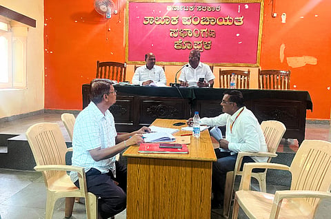 ಕೊಪ್ಪಳದಲ್ಲಿ ಮಂಗಳವಾರ ತಾಲೂಕು ಗ್ಯಾರಂಟಿ ಯೋಜನೆಗಳ ಅನುಷ್ಠಾನ ಪ್ರಾಧಿಕಾರ ಸಭೆ ನಡೆಯಿತು. ಅಧ್ಯಕ್ಷ ಬಾಲಚಂದ್ರನ್​ ಎಸ್​., ತಾಪಂ ಇಒ ದುಂಡಪ್ಪ ತುರಾದಿ ಇದ್ದರು. 