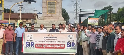 ಎಸ್​ಐಆರ್​ ಜಾಗೃತಿ ಅಂಗವಾಗಿ ಕೊಪ್ಪಳದಲ್ಲಿ ಮಂಗಳವಾರ ಜಾಗೃತಿ ನಡಿಗೆ ಹಮ್ಮಿಕೊಳ್ಳಲಾಯಿತು. ಡಿಸಿ ಡಾ.ಸುರೇಶ ಬಿ.ಇಟ್ನಾಳ, ಜಿಪಂ ಸಿಇಒ ವರ್ಣಿತ್​ ನೇಗಿ, ಸಹಾಯಕ ಆಯುಕ್ತ ಮಹೆಬೂಬ್​ ಜೀಲಾನ್​, ಜಿಪಂ ಉಪ ಕಾರ್ಯದರ್ಶಿ ಟುಇ.ಕೃಷ್ಣಮೂರ್ತಿ ಇದ್ದರು. 