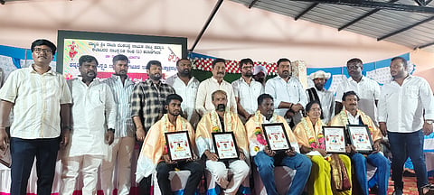 ಸುರಪುರದಲ್ಲಿ ಮಂಗಳವಾರ ಹಮ್ಮಿಕೊಂಡ ಕಾರ್ಯಕ್ರಮದಲ್ಲಿ ಕಲಾವಿದರಿಗೆ ಕಲಾ ಸಿರಿ ಪ್ರಶಸ್ತಿ ಪ್ರದಾನ ಮಾಡಿ ಗೌರವಿಸಲಾಯಿತು. ಜಿಪಂ ಮಾಜಿ ಅಧ್ಯಕ್ಷ ರಾಜಾ ಹನುಮಪ್ಪ ನಾಯಕ, ಶಂಕರನಾಯಕ, ದೇವಪ್ಪ ಪೂಜಾರಿ, ಮಾಳಪ್ಪ ಪೂಜಾರಿ, ಬಲಭೀಮ ನಾಯಕ, ಶರಣು ನಾಯಕ ಬೈರಿಮರಡ್ಡಿ ಇತರರಿದ್ದರು.