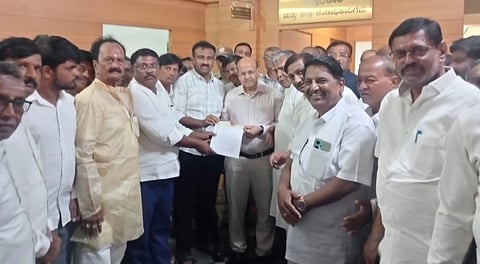 ಬಣಜಿಗ ಸಮುದಾಯದ ಮೀಸಲು ವರ್ಗೀಕರಣ ಸರಿಪಡಿಸಲು ಒತ್ತಾಯಿಸಿ ಸಮುದಾಯ ಮುಖಂಡರು ಗುರುವಾರ ಕೊಪ್ಪಳದಲ್ಲಿ ಡಿಸಿ ಡಾ.ಸುರೇಶ ಬಿ.ಇಟ್ನಾಳಗೆ ಮನವಿ ಸಲ್ಲಿಸಿದರು. ಪ್ರಮುಖರಾದ ವೀರೇಶ ಬಂಗಾರಶೆಟ್ರ, ಅಂದಪ್ಪ ಜವಳಿ, ಸಂಗಣ್ಣ ಟೆಂಗಿನಕಾಯಿ, ಮಲ್ಲಣ್ಣ ಪಾವಲಿ, ಶರಣಪ್ಪ ಬಳಗಾನೂರ, ಶರಣಪ್ಪ ಗದ್ದಿ, ರಾಚಪ್ಪ ಅಂಗಡಿ, ಬಸವರಾಜ ಪಗಡದಿನ್ನಿ ಇದ್ದರು. 