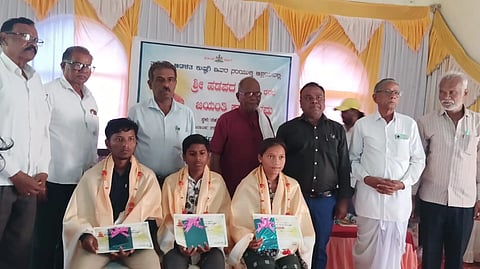 ಕೊಪ್ಪಳ ಜಿಲ್ಲೆಯ ಕುಷ್ಟಗಿ ಪಟ್ಟಣದಲ್ಲಿ ಬುಧವಾರ ನಿಜಶರಣ ಹಡಪದ ಅಪ್ಪಣ್ಣ ಜಯಂತಿಯಲ್ಲಿ ಪ್ರತಿಭಾವಂತ ಮಕ್ಕಳನ್ನು ಸನ್ಮಾನಿಸಲಾಯಿತು. ಗ್ರೇಡ್​&2ತಹಸೀಲ್ದಾರ್​ ರಜನಿಕಾಂತ್​ ಕೆಂಗೇರಿ, ಬಸವ ಸಮಿತಿ ಅಧ್ಯಕ್ಷ ಶಿವಸಂಗಪ್ಪ ಬಿಜಕಲ್​, ಮುಖಂಡರಾದ ರಾಮನಗೌಡ ಪಾಟೀಲ, ರುದ್ರಪ್ಪ ಹಡಪದ ಇದ್ದರು. 