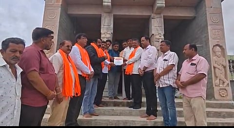 ಅಂಬಾಭವಾನಿ ದೇವಾಲಯದಲ್ಲಿ ಹಮ್ಮಿಕೊಂಡ ಭಂಡಾರ ಪೂಜೆಗೆ ಆಗಮಿಸುವಂತೆ ಒತ್ತಾಯಿಸಿ ಕುಷ್ಟಗಿಯಲ್ಲಿ ಗುರುವಾರ ಭಾಗ್ಯನಗರ ಎಸ್​ಎಸ್​ಕೆ ಸಮುದಾಯ ಮುಖಂಡರು ಆಹ್ವಾನಿಸಿದರು. ಪ್ರಮುಖರಾದ ರವೀಂದ್ರ ಸಾ ಬಾಕಳೆ, ದೇವಸ್ಥಾನ ಸಮಿತಿ ಅಧ್ಯಕ್ಷ ವೆಂಕಟೇಶ ಕಾಟವಾ,ಉಪಾಧ್ಯಕ್ಷ ರಾಜಣಸಾ ಕಾಟವಾ,ಟ್ರಸ್ಟಿಗಳಾದ ಡಾ.ರವಿಕುಮಾರ್​ ದಾನಿ, ವಿಠ್ಠಲ ದಲಬಂಜನ ಇದ್ದರು.
