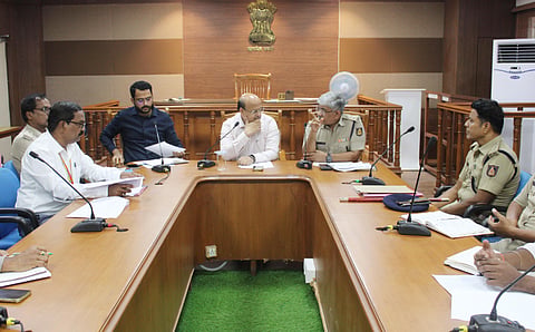ಕೊಪ್ಪಳದಲ್ಲಿ ಗುರುವಾರ ಡಿಸಿ ಡಾ.ಸುರೇಶ ಬಿ.ಇಟ್ನಾಳ ಅಧ್ಯಕ್ಷತೆಯಲ್ಲಿ ಪೊಲೀಸ್​ ಕಾನಿಸ್ಟೇಬಲ್​ ಹುದ್ದೆ ಪರೀೆ ಪೂರ್ವಭಾವಿ ಸಭೆ ನಡೆಯಿತು. ಎಸ್ಪಿ ಡಾ.ರಾಮ್​ ಎಲ್​.ಅರಸಿದ್ದಿ, ಅಪರ ಜಿಲ್ಲಾಧಿಕಾರಿ ಸಿದ್ರಾಮೇಶ್ವರ, ಎಎಸ್ಪಿ ಹೇಮಂತ್​ಕುಮಾರ ಇದ್ದರು.