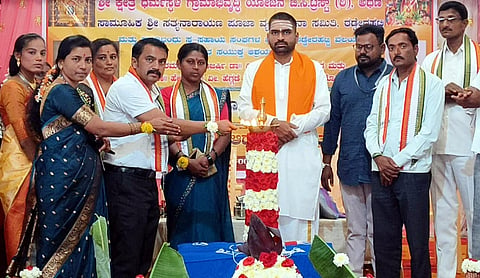 ರಡ್ಡೇರಹಟ್ಟಿ ಗ್ರಾಮದ ಬಸವೇಶ್ವರ ದೇವಸ್ಥಾನದಲ್ಲಿ ಹಮ್ಮಿಕೊಂಡಿದ್ದ ಸಾಮೂಹಿಕ ಸತ್ಯ ನಾರಾಯಣ ಪೂಜೆ ಮತ್ತು ಧಾರ್ಮಿಕ ಸಭೆಯನ್ನು ಯೋಜನಾಧಿಕಾರಿ ರಹಬಲಿ ಮೇಲಿನಮನಿ ಉದ್ಘಾಟಿಸಿದರು. ಬಸವರಾಜೇಂದ್ರ ಶರಣರು, ಸುವರ್ಣಾ ಮಡಿವಾಳ, ಗಿರೀಶ ಬಳಿಗೇರಿ ಇತರರಿದ್ದರು.