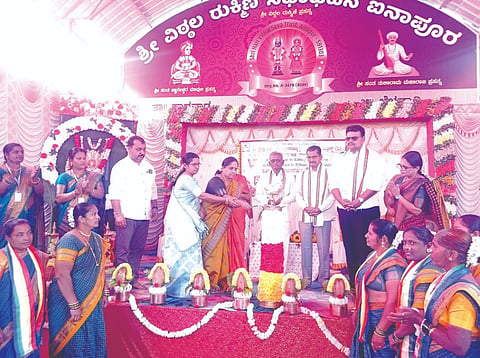 ಐನಾಪುರದಲ್ಲಿ ಹಮ್ಮಿಕೊಂಡಿದ್ದ ತಾಲೂಕುಮಟ್ಟದ ಮಹಿಳಾ ವಿಚಾರಗೋಷ್ಠಿ ಕಾರ್ಯಕ್ರಮಕ್ಕೆ ಧಾರವಾಡ ಪ್ರಾದೇಶಿಕ ನಿರ್ದೇಶಕಿ ದಯಾಶೀಲ ಚಾಲನೆ ನೀಡಿದರು. ಅರುಣ ಗಾಣಿಗೇರ, ನಾಗರತ್ನ ಹೆಗಡೆ, ಕಸ್ತೂರಿ ಮಡಿವಾಳ,ಸುಧಾ ನಾಯಿಕ, ಸುಭಾಷ ಲೋಂಡೆ ಇತರರಿದ್ದರು.