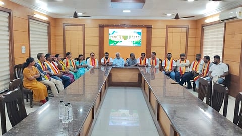 ಬೆಳಗಾವಿ ಪ್ರವಾಸಿ ಮಂದಿರದಲ್ಲಿ ಹಮ್ಮಿಕೊಂಡಿದ್ದ ಸಭೆಯಲ್ಲಿ ಅಶೋಕ ಚಂದರಗಿ, ಮಹಾದೇವ ತಳವಾರ, ಬಲರಾಮ ಮಾಸೇನಟ್ಟಿ ಇತರರಿದ್ದರು.