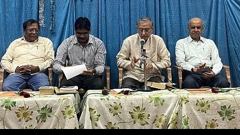 ಬೆಳಗಾವಿ ನಗರದ ಕನ್ನಡ ಸಾಹಿತ್ಯ ಭವನದಲ್ಲಿ ಕುವೆಂಪು ಅವರ 121ನೇ ಜನ್ಮದಿನದ ನಿಮಿತ್ತ ಏರ್ಪಡಿಸಿದ ಶ್ರೀರಾಮಾಯಣ ದರ್ಶನಂ ಮಹಾಕಾವ್ಯದ ಗಮಕ ವಾಚನ-ವ್ಯಾಖ್ಯಾನ ಕಾರ್ಯಕ್ರಮದಲ್ಲಿ ಡಾ.ಬಸವರಾಜ ಜಗಜಂಪಿ ಮಾತನಾಡಿದರು. ಚಂದ್ರಶೇಖರ ನವಲಗುಂದ ಇತರರಿದ್ದರು.