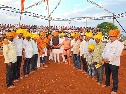 ಹಿರೇಬಾಗೇವಾಡಿ ಫಡಿಬಸವೇಶ್ವರ ಜಾತ್ರಾ ಮಹೋತ್ಸವ ಅಂಗವಾಗಿ ಹಮ್ಮಿಕೊಂಡಿದ್ದ ಜಂಗೀ ನಿಖಾಲಿ ಕುಸ್ತಿ ಸ್ಪರ್ಧೆಗೆ ವಿಪ ಸದಸ್ಯ ಚನ್ನರಾಜ ಹಟ್ಟಿಹೊಳಿ ಚಾಲನೆ ನೀಡಿದರು. ಗ್ರಾಮದ ಮುಖಂಡರು ಇದ್ದರು.