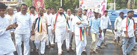 ಅಥಣಿ ಪಟ್ಟಣದಲ್ಲಿ ಮಹಾವೀರ ಜಯಂತಿ ಅಂಗವಾಗಿ ಹಮ್ಮಿಕೊಂಡಿದ್ದ ಜೈನ ಸಮುದಾಯದ ಶೋಭಾಯಾತ್ರೆಯಲ್ಲಿ ಲಕ್ಷ್ಮಣ ಸವದಿ, ಅರುಣ ಯಲಗುದ್ರಿ, ಕಲ್ಲಪ್ಪ ವನಜೋಳ, ಸಂತೋಷ ಬೊಮ್ಮನವರ, ಅಮರ ದುರ್ಗಣವರ, ನಿತಿನ ಘೋಂಗಡಿ ಇತರರಿದ್ದರು.