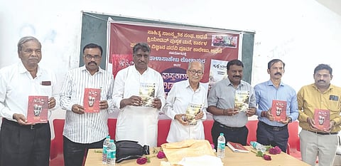 ಸಾಹಿತಿ ಡಾ.ಬಾಳಾಸಾಹೇಬ ಲೋಕಾಪುರ ಅವರ ಕೃತಿ ಲೋಕಾರ್ಪಣೆ ಕಾರ್ಯಕ್ರಮದಲ್ಲಿ ಅರವಿಂದ ದೇಶಪಾಂಡೆ, ಡಾ.ವೆಂಕಟಗಿರಿ ದಳವಾಯಿ, ವೀರೇಶ ಬಡಿಗೇರ, ಬಿ.ಎನ್. ಪುರುಷೊತ್ತಮ ಇತರರಿದ್ದರು.