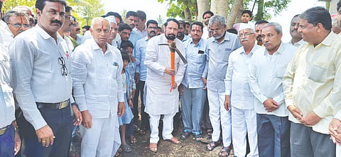 ದರೂರ ಗ್ರಾಮದಿಂದ ಖವಟಕೊಪ್ಪ ಗ್ರಾಮದಲ್ಲಿ ವಿವಿಧ ಕಾಮಗಾರಿಗೆ ಶಾಸಕ ಲಕ್ಷ್ಮಣ ಸವದಿ ಚಾಲನೆ ನೀಡಿದರು. ಸುರೇಶ ಮಾಯಣ್ಣವರ, ವಿನಾಯಕ ಬಾಗಡಿ ಇತರರಿದ್ದರು.