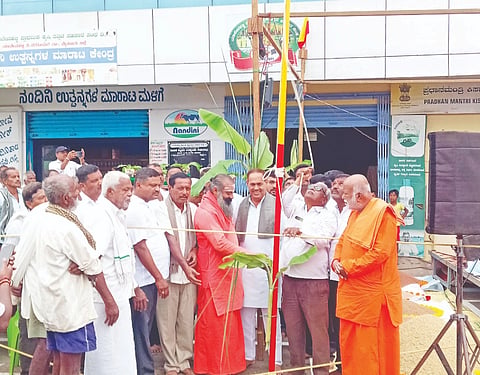 ಬನ್ನೂರಿನ ಸಮೀಪದ ಯಾಚೇನಹಳ್ಳಿ ಗ್ರಾಮದಲ್ಲಿ ನಡೆದ ಕನ್ನಡ ರಾಜ್ಯೋತ್ಸವ ಕಾರ್ಯಕ್ರಮದಲ್ಲಿ ತಾಲೂಕು ಒಕ್ಕಲಿಗ ಸಂಘದ ಅಧ್ಯಕ್ಷ ವೈ.ಎಸ್.ರಾಮುಸ್ವಾಮಿ ಧ್ವಜಾರೋಹಣ ನೆರವೇರಿಸಿದರು. ವೈ.ಎಸ್.ಶಂಕರೇಗೌಡ, ಶ್ರೀ ನಾದಾನಂದನಾಥ ಸ್ವಾಮೀಜಿ, ಶ್ರೀ ಷಡಕ್ಷರಿ ಸ್ವಾಮೀಜಿ, ಕ್ಯಾತೇಗೌಡ ಇದ್ದರು.