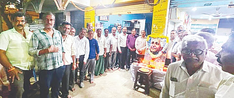  ಬನ್ನೂರಿನ ಬಸವೇಶ್ವರ ವೃತ್ತದಲ್ಲಿ ವಿಶ್ವಮಾನವ ಕುವೆಂಪು ಜನ್ಮದಿನವನ್ನು ಜೆಡಿಎಸ್ ಕಾರ್ಯಕರ್ತರು, ಒಕ್ಕಲಿಗ ಮುಖಂಡರ ನೇತೃತ್ವದಲ್ಲಿ ಆಚರಿಸಲಾಯಿತು. ತಾಲೂಕು ಒಕ್ಕಲಿಗ ಸಂಘದ ಅಧ್ಯಕ್ಷ ವೈ.ಎಸ್.ರಾಮುಸ್ವಾಮಿ, ನಾರಾಯಣಸ್ವಾಮಿ, ದೇವರಾಜ್, ಜಯರಾಂ ಸೇರಿದಂತೆ ಪ್ರಮುಖರು ಇದ್ದರು.