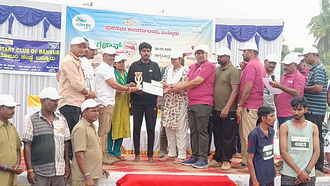 ಬನ್ನೂರಿನ ಫುಟ್ಬಾಲ್ ಮೈದಾನದಲ್ಲಿ ಹಮ್ಮಿಕೊಳ್ಳಲಾದ ಮ್ಯಾರಾಥಾನ್ ಓಟದಲ್ಲಿ ವಿಜೇತರಾದವರಿಗೆ ಮಹೇಂದ್ರ ಸಿಂಗ್ ಕಾಳಪ್ಪ ಬಹುಮಾನ ವಿತರಿಸಿದರು. ಪುರಸಭಾ ಮುಖ್ಯಾಧಿಕಾರಿ ಕೆ.ಸತೀಶ್, ನಸೀಮಾ ಅಂಜುಂ, ಡಾ.ರಾಜೀವ್ ಇತರರು ಇದ್ದರು.