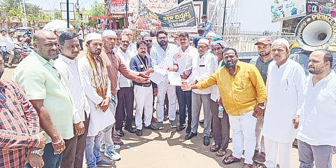  ಎಸ್​ಐಆರ್​ ವಿರೋಧಿಸಿ ವಿವಿಧ ಸಂಟನೆಗಳಿಂದ ಬಸವಕಲ್ಯಾಣದಲ್ಲಿ ಪ್ರತಿಭಟನೆ ನಡೆಸಿ ಗ್ರೇಡ್​&2 ತಹಸೀಲ್ದಾರ್​ ಡಾ.ರಮೇಶಬಾಬು ಹಾಲು ಅವರಿಗೆ ಸಲ್ಲಿಸಲಾಯಿತು. ಪ್ರಮುಖರಾದ ಸಂದೀಪ ಮುಕಿಂದೆ, ಇಕ್ರಮೋದ್ದಿನ್​ ಖಾದಿವಾಲೆ, ಸುರೇಶ ಮೋರೆ, ಚೇತನ ಕಾಡೆ, ನಿತ್ಯಾನಂದ ಮಂಠಾಳಕರ್​, ನಾಗೇಶ ಮೇತ್ರೆ, ದತ್ತು ಭೆಂಡೆ ಇತರರಿದ್ದರು.