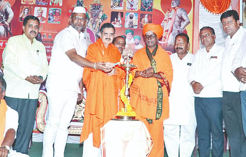 ಬಸವಕಲ್ಯಾಣ ತಾಲೂಕಿನ ಸರಜವಳಗಾ ಗ್ರಾಮದಲ್ಲಿ ಅಖಂಡ  ಹರಿನಾಮ ಸಪ್ತಾಹ ಕಾರ್ಯಕ್ರಮ ನಿಮಿತ್ತ ಹಮ್ಮಿಕೊಂಡಿದ್ದ ಧರ್ಮಸಭೆಯನ್ನು ಶ್ರೀ ಡಾ.ಚನ್ನವಿರ ಶಿವಾಚಾರ್ಯರು  ಉದ್ಘಾಟಿಸಿದರು. ಶಾಸಕ ಶರಣು ಸಲಗರ, ಮಲ್ಲಿನಾಥ ಹಿರೇಮಠ, ಸಿದ್ರಾಮಪ್ಪ ಗುದಗೆ ಜ್ಞಾನೇಶ್ವರ ಮುಳೆ, ಓಂ ಪಾಟೀಲ ಜಾನಪುರ ಇತರರಿದ್ದರು.