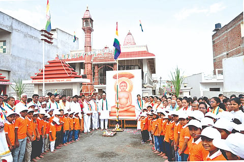 ಬೋರಗಾಂವ ಪಟ್ಟಣದಲ್ಲಿ ಹಮ್ಮಿಕೊಂಡಿದ್ದ ಮಹಾವೀರ ಜಯಂತಿ ಕಾರ್ಯಕ್ರಮದಲ್ಲಿ ಯುವ ಮುಖಂಡ ಉತ್ತಮ ಪಾಟೀಲ, ಧನಶ್ರೀ ಪಾಟೀಲ, ವಿನಯಶ್ರೀ ಪಾಟೀಲ, ರಾಜಗೌಡ ಪಾಟೀಲ, ಭಾವುಸಾಹೇಬ ಪಾಟೀಲ, ಉದಯ ನಿಟವೆ ಇತರರಿದ್ದರು.