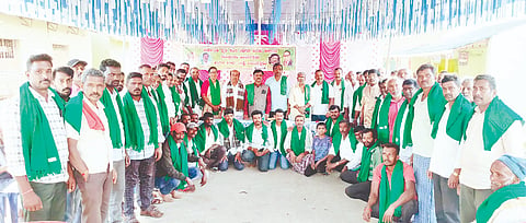 ಬೆಟ್ಟದಪುರ ಸಮೀಪದ ಕೊಣಸೂರು ಗ್ರಾಮದಲ್ಲಿ ಕರ್ನಾಟಕ ರೈತ ಸಂಘ ಹಾಗೂ ಹಸಿರು ಸೇನೆಯ ವತಿಯಿಂದ ನಡೆದ ಗ್ರಾಮ ಘಟಕ ಉದ್ಘಾಟನೆ ಮತ್ತು ಹಸಿರು ಶಾಲು ದೀಕ್ಷೆ ಸಮಾರಂಭದಲ್ಲಿ ಎಲ್ಲರಿಗೂ ಪ್ರತಿಜ್ಞಾವಿಧಿ ಭೋದಿಸಲಾಯಿತು.
