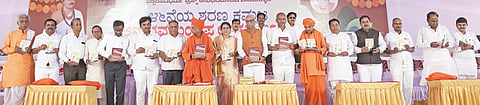 ಬಸವಕಲ್ಯಾಣದಲ್ಲಿ ಆಯೋಜಿಸಿದ್ದ ಅನುಭವ ಮಂಟಪ ಉತ್ಸವದ ಸಮಾರೋಪದಲ್ಲಿ ವಿವಿಧ ಪುಸ್ತಕಗಳನ್ನು ಬಿಡುಗಡೆಗೊಳಿಸಲಾಯಿತು. ಶ್ರೀ ಡಾ.ಬಸವಲಿಂಗ ಪಟ್ಟದ್ದೇವರು, ಶ್ರೀ ಗುರುಬಸವ ಪಟ್ಟದ್ದೇವರು, ಶ್ರೀ ಮಿಲಿಂದ ಗುರೂಜಿ, ಶಾಸಕ ಶರಣು ಸಲಗರ, ಡಾ.ಸೋಮನಾಥ ಯಾಳವಾರ, ಬಸವರಾಜ ಬುಳ್ಳಾ, ಡಾ.ಎಸ್.ಬಿ. ದುರ್ಗೆ, ಶಶಿಕಾಂತ ದುರ್ಗೆ, ಡಾ.ಜಿ.ಎಸ್. ಭುರಳೆ, ಆನಂದ ದೇವಪ್ಪ, ಶಿವರಾಜ ನರಶೆಟ್ಟಿ, ಶಿವಕುಮಾರ ಶಟಗಾರ, ಬಸವರಾಜ ಭತಮುರ್ಗೆ ಇತರರಿದ್ದರು.
