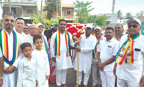 ಚಿಕ್ಕೋಡಿಯಲ್ಲಿ ಭಗವಾನ ಮಹಾವೀರ ಪಲ್ಲಕ್ಕಿ ಮೆರವಣಿಗೆ ಜರುಗಿತು. ವರ್ಧಮಾನ ಸದಲಗೆ, ಡಾ.ಸಂಜಯ ಪಾಟೀಲ, ಶೀತಲ ಹಜಾರೆ ಇತರರಿದ್ದರು. 