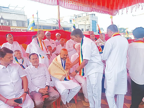 ಚಿಕ್ಕೋಡಿಯ ಮಹಾವೀರ ಜಯಂತಿ ಕಾರ್ಯಕ್ರಮದಲ್ಲಿ ಪುರಸಭೆ ಮಾಜಿ ಅಧ್ಯಕ್ಷ ಜಗದೀಶ ಕವಟಗಿಮಠ ಅವರನ್ನು ಸನ್ಮಾನಿಸಲಾಯಿತು. ಸಂಜು ಅಡಕೆ, ರಾಮಾ ಮಾನೆ ಇತರರಿದ್ದರು.