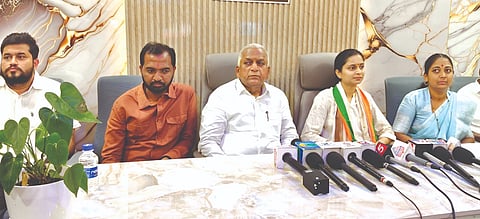 ಚಿಕ್ಕೋಡಿ ಪಟ್ಟಣದ ನಾಗರಮುನ್ನೋಳಿ ಬ್ಲಾಕ್ ಕಾಂಗ್ರೆಸ್ ಕಚೇರಿಯಲ್ಲಿ ಹಮ್ಮಿಕೊಂಡಿದ್ದ ಸುದ್ದಿಗೋಷ್ಠಿಯಲ್ಲಿ ಪ್ರಿಯಾಂಕಾ ಜಾರಕಿಹೊಳಿ ಮಾತನಾಡಿದರು. ಲಕ್ಷ್ಮಣರಾವ್ ಚಿಂಗಳೆ, ನಿರ್ಮಲಾ ಪಾಟೀಲ, ಗಣೇಶ ಮೋಹಿತೆ, ರಾಜು ಕೊಟಗಿ ಇತರರಿದ್ದರು.