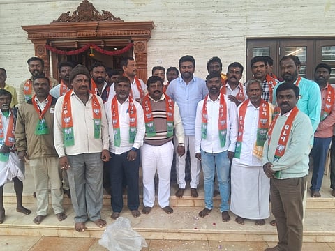 ದೊಡ್ಡಬಳ್ಳಾಪುರದ ಶಾಸಕರ ನಿವಾಸದಲ್ಲಿ ಹಳೆಕೋಟೆ ಮುಖಂಡರು ಬಿಜೆಪಿ ಸೇರ್ಪಡೆಯಾದರು. ಬಿಜೆಪಿ ತಾಲೂಕು ಅಧ್ಯಕ್ಷ ನಾಗೇಶ್​, ಸಕ್ಕರೆಗೊಲ್ಲಹಳ್ಳಿ ಗ್ರಾಪಂ ಅಧ್ಯಕ್ಷ ಟಿ.ಹನುಮಂತಯ್ಯ, ಮುಖಂಡರಾದ ತಿಮ್ಮೆಗೌಡ, ಗಂಗಾಧರ್​, ಕೆಂಪರಾಜು, ರಂಗನಾಥ್​, ಸತೀಶ್​, ಗ್ರಾಮದ ಮುಖಂಡರು ಇದ್ದರು.  