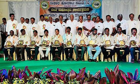ದೊಡ್ಡಬಳ್ಳಾಪುರದಲ್ಲಿ ನೇಕಾರರ ಹೋರಾಟ ಸಮಿತಿಯ ರಜತಮಹೋತ್ಸವದಲ್ಲಿ ನೇಕಾರ ಮುಖಂಡರನ್ನು ಸನ್ಮಾನಿಸಲಾಯಿತು. ನೇಕಾರ ಹೋರಾಟ ಸಮಿತಿ ಅಧ್ಯಕ್ಷ ಬಿ.ಜೆ.ಹೇಮಂತ್​ ರಾಜು, ಯಲಹಂಕ ನೇಕಾರ ಮುಖಂಡರಾದ ಪದ್ಮಾವತಿ, ಅಮರನಾಥ್​, ನಗರಸಭೆ ಸದಸ್ಯ ಎಚ್​.ಎಸ್​.ಶಿವಶಂಕರ್​, ನೇಕಾರ ಹೋರಾಟಗಾರ ಗೊಟ್ಟಗೆರೆ ಸುರೇಶ್​, ನಗರಸಭೆ ನಾಮನಿರ್ದೇಶಿತ ಸದಸ್ಯ ಅಖಿಲೇಶ್​, ಮುಖಂಡರಾದ ಪಿ.ಎ.ವೆಂಕಟೇಶ್​, ಡಿ.ವಿ.ಜಗದೀಶ್​ ಇದ್ದರು.
