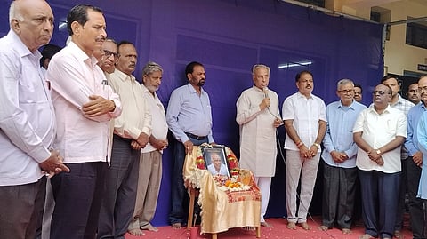 ಗದಗ ಕೆಎಸ್​ಎಸ್​ ಸಂಸ್ಥೆಯಲ್ಲಿ ಹಮ್ಮಿಕೊಂಡಿದ್ದ ಬಿ.ಎ್​. ದಂಡಿನ ನುಡಿ ನಮನ ಕಾರ್ಯಕ್ರಮದಲ್ಲಿ ಬಸವರಾಜ ಹೊರಟ್ಟಿ ಮಾತನಾಡಿದರು. ಡಾ. ಬಸವರಾಜ ಧಾರವಾಡ, ರವಿ ದಂಡಿನ, ನಾಗರಾಜ ದಂಡಿನ, ಶಶಿ ಸಾಲಿ, ಎಸ್​. ಎಂ. ಅಗಡಿ, ಶಂಕರ ಕೊಲ್ಮಿ, ಎಂ .ಎಚ್​. ಪೂಜಾರ, ಜಿ. ಎಸ್​. ಪಾಟೀಲ, ಡಾ. ಡಿ. ಬಿ. ಗವಾನಿ, ಶರಣಬಸಪ್ಪ ವೆಂಕಟಪುರ, ಆರ್​. ಎನ್​. ಭಂಡಾರಿ, ಎಸ್​. ಐ.  ಚವಡಿ ಸೇರಿದಂತೆ ಹಲವರು ಇದ್ದರು.  