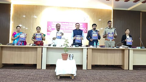  ಗದಗ ಜಿಲ್ಲಾಡಳಿತ ಭವನದಲ್ಲಿ ಗುರುವಾರ ಏರ್ಪಡಿಸಿದ್ದ ಕೆಲಸದ ಸ್ಥಳದಲ್ಲಿ ಮಹಿಳೆಯರ ಮೇಲೆ ಲೈಂಗಿಕ ಕಿರುಕುಳ ತಡೆಗಟ್ಟುವಿಕೆ ಕಾರ್ಯಕ್ರಮದಲ್ಲಿ ಮಹಿಳಾ ದೌರ್ಜನ್ಯ ತಡೆ ಕುರಿತು ಬಿತ್ತಿಪತ್ರಗಳನ್ನು ಬಿಡುಗಡೆ ಮಾಡಲಾಯಿತು. ಸಿ.ಎಸ್​. ಶಿವನಗೌಡರ, ಸಿ.ಆರ್​. ಮುಂಡರಗಿ,  ಸುವರ್ಣ ಪತ್ತಾರ, ರಾಧಾ ಮಣ್ಣೂರು, ಜಯಶ್ರೀ, ವಿಜಯಲಕ್ಷಿ$್ಮ ಗುರುಬಸವನಗೌಡರ, ಮಹಾಂತೇಶ ಸಜ್ಜನ, ಹರೀಶ ಜೋಗಿ, ಮಂಜುಳಾ ಸ್ವಾಮಿ ಇತರರು ಇದ್ದರು. 