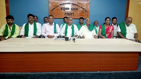   ಗದಗ ತೊಂಟದಾರ್ಯ ಜಾತ್ರಾ ಮಹೋತ್ಸವ ಕುರಿತು ಶಿವಲಿಂಗಪ್ಪ ಬೋಪಳಪುರ ಸುದ್ದಿಗೋಷ್ಟಿ ನಡೆಸಿದರು. ಮಲ್ಲಪ್ಪ ಚಳಗೇರಿ, ಬಸವರಾಜ ಶಾಲವಾಡಿ, ವಿಜಯಕುಮಾರ ಸುಂಕದ, ಕಾವ್ಯ ಸೋಮನಕಟ್ಟಿ, ವಸಂತ ಮಾರಬಸರಿ, ವೀರೇಶ ಕಾಗಹಾಳ, ರುದ್ರಯ್ಯ ಸಾಲಿಮಠ, ಬಸವರಾಜ ಬಸವಗೋಯ, ರಾಮಣ್ಣ ಸೂಡಿ ಇದ್ದರು.