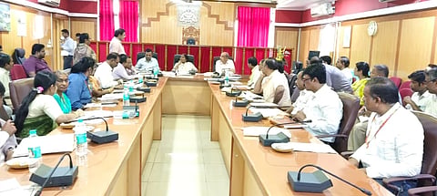 ಗದಗ ಜಿಲ್ಲಾಡಳಿತ ಭವನದಲ್ಲಿ ಗುರುವಾರ ಕಂದಾಯ ಇಲಾಖೆ ಪ್ರಗತಿ ಪರಿಶೀಲನಾ ಸಭೆ ಜರುಗಿತು. ಜಾನಕಿ ಕೆ. ಎಂ., ಸಿ.ಎನ್​. ಶ್ರಿಧರ, ಡಾ. ದುರಗೇಶ್​ ಕೆ. ಆರ್​, ಗಂಗಪ್ಪ ಎಂ, ಬಸನಗೌಡ ಕೊಟೂರು ಹಲವರು ಇದ್ದರು.
