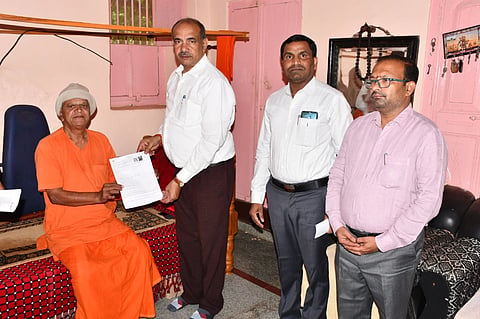 ಜಿಲ್ಲಾಧಿಕಾರಿ ಸಿ.ಎನ್​, ಶ್ರೀಧರ ಅವರು ಶಿವಾನಂದ ಶ್ರೀಗಳಿಗೆ ಎಸ್​ಐಆರ್​ ಎಮ್ಯೂನರೇಶನ್​ ವಿತರಿಸಿದರು. ಗಂಗಪ್ಪ ಎಂ, ಶ್ರೀನಿವಾಸ ಮೂತಿರ್, ವಸಂತ ಮಡ್ಲೂರ ಸೇರಿದಂತೆ ಇತರರು ಇದ್ದರು.
