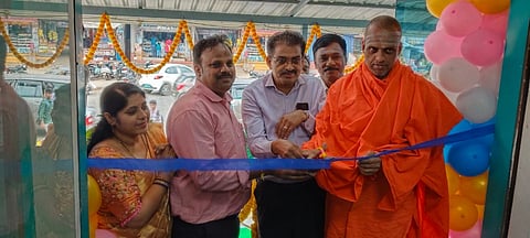 ಎಚ್.ಡಿ.ಕೋಟೆ ಪಟ್ಟಣದ ಹ್ಯಾಂಡ್ ಪೋಸ್ಟ್ ನ ಸರಗೂರು ರಸ್ತೆಯಲ್ಲಿ ನೂತನವಾಗಿ ನಿರ್ಮಾಣ ಆಗಿರುವ ಪಾರ್ವತಿ ಮಲ್ಟಿ ಸ್ಪೆಷಾಲಿಟಿ ಆಸ್ಪತ್ರೆಗೆ ಶ್ರೀ ಮಹಾದೇವ ಸ್ವಾಮೀಜಿ ಚಾಲನೆ ನೀಡಿದರು. ಪುಟ್ಟರಾಜು, ಪಾರ್ವತಿ, ಡಾ.ಚಂದ್ರಶೇಖರ್ ಇದ್ದರು.